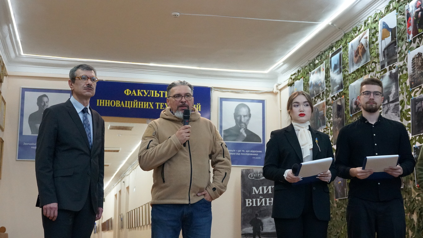 Відкриття персональної фотовиставки Сергія Дівєєва «Миті війни»  в Університеті митної справи та фінансів