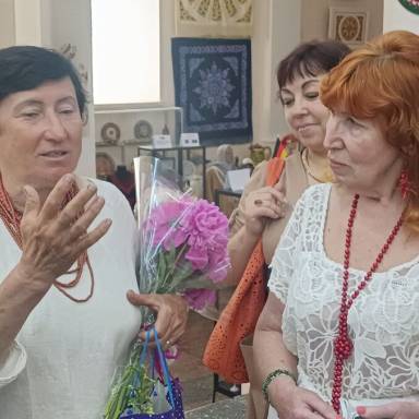 «Скарби Петриківки»: унікальна виставка Наталії Рибак відкрилася в Університеті митної справи та фінансів